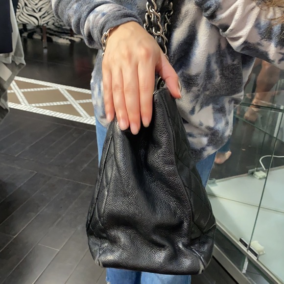 CHANEL black quilted leather tote bag - Picture 4 of 10